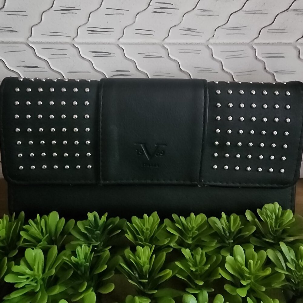 GUC V 1969 Italia Woman’s Wallet  Silver Toned Studs